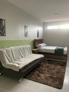 1 Schlafzimmer mit 2 Betten und einem Teppich in der Unterkunft Hostal Independencia in Santa Cruz de la Sierra