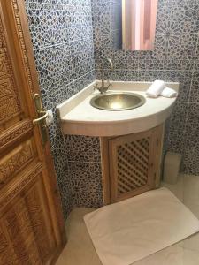 La salle de bains est pourvue d'un lavabo et d'un miroir. dans l'établissement Flottement Des Songes, à Marrakech