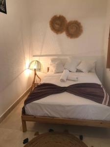 - une chambre avec un grand lit et une lampe dans l'établissement Flottement Des Songes, à Marrakech