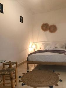 - une chambre avec un lit et un tapis au sol dans l'établissement Flottement Des Songes, à Marrakech