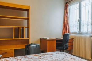 - une chambre avec un bureau, un lit, un bureau et une chaise dans l'établissement Appartement sain et paisible à Lyon, à Lyon