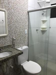 uma casa de banho com um WC, um lavatório e um chuveiro em Taocas Flats Maragogi em Maragogi