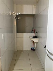 Baño pequeño con lavabo y espejo en Taocas Flats Maragogi, en Maragogi