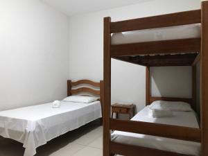 2 beliches num quarto com paredes brancas em Taocas Flats Maragogi em Maragogi