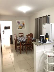 uma cozinha e sala de jantar com mesa e cadeiras em Taocas Flats Maragogi em Maragogi