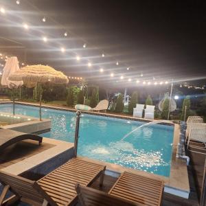 慶州市にあるPatio Pool Villaの大型スイミングプール(椅子、照明付)