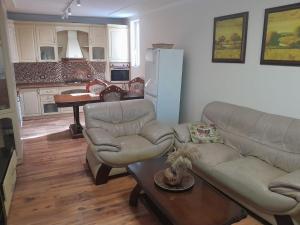 una sala de estar con un sofá y una mesa en Villa Tivari, en Durrës