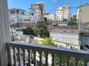 desde el balcón de los edificios en Villa Tivari, en Durrës