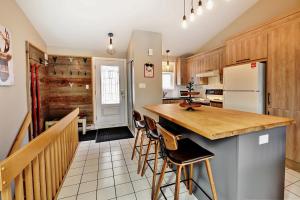 eine Küche mit einer Theke und einem Kühlschrank in der Unterkunft 51 Chemin de la Corniche in Stoneham
