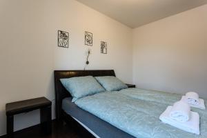 Un dormitorio con una cama con toallas. en Six Corners - Mystic Corner, en Pécs