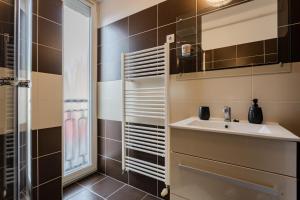 un baño con lavabo y espejo en Six Corners - Mystic Corner, en Pécs 16 fotos más