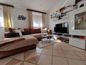 sala de estar con sofá y TV de pantalla plana en Paradise, en Pula