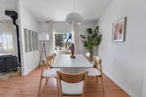 Χώρος καθιστικού στο Wind Desert Spirit Pioneertown +32 φωτογραφίες