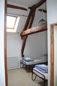 une chambre avec un lit superposé et une fenêtre dans l'établissement Gîte de groupe, à Dixmont 4 autres photos