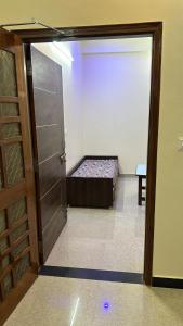 Una cama o camas en una habitación de AYODHYA MY PRIDE