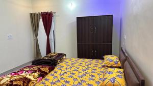 Una cama o camas en una habitación de AYODHYA MY PRIDE