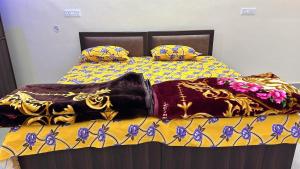Una cama o camas en una habitación de AYODHYA MY PRIDE