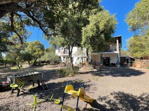 un patio con una mesa de picnic y una casa en Residenza di Campagna Dolmen Motorra en Dorgali