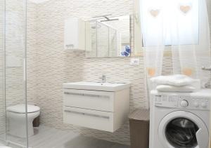 een badkamer met een wasmachine en een wasmachine bij RESIDENCE CIMINO emozioni mediterranee in Scanzano