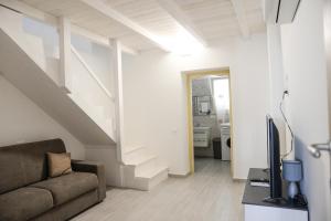 een woonkamer met een bank en een trap bij RESIDENCE CIMINO emozioni mediterranee in Scanzano