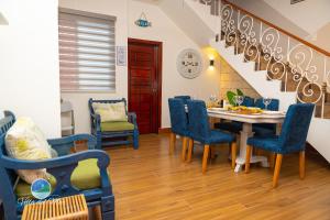 a dining room with blue chairs and a table at Villa del Mar in Santa Cruz de Barahona