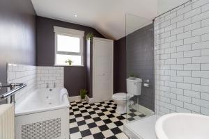 een badkamer met een bad, een toilet en een wastafel bij Three Bedroom Apartment - Contractors & Groups welcome in Northampton by Centro Stays - Free WiFi & Parking in Northampton