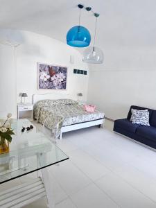 a living room with a bed and a glass table at Maridea - Insvla in Ponza