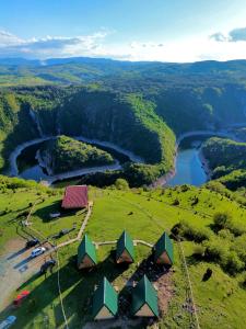 einen Luftblick auf einen Bauernhof und einen Fluss in der Unterkunft Ethno village Molitva in Družiniće