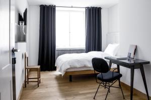 Un pat sau paturi într-o cameră la Marktgasse Hotel