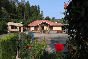 AvathiにあるTottilu Homestayの花の多い家