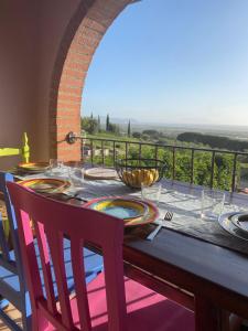 uma mesa de jantar com vista para o oceano em Agriturismo Suite del Conte em San Vincenzo