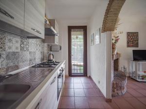 uma cozinha com um lavatório e um fogão forno superior em il lago em Bracciano
