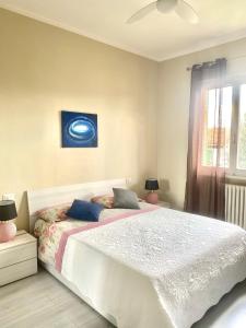 1 dormitorio con 1 cama y una pintura azul en la pared en Barbara's apartment, en Mercatale Val Di Pesa