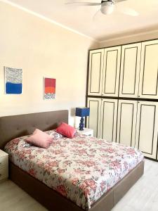 Un dormitorio con una cama con almohadas rosas. en Barbara's apartment, en Mercatale Val Di Pesa