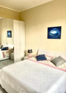 1 dormitorio con 1 cama grande y una pintura en la pared en Barbara's apartment, en Mercatale Val Di Pesa