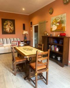 sala de estar con mesa de madera y sillas en Barbara's apartment, en Mercatale Val Di Pesa