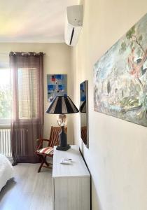 una sala de estar con una lámpara en una mesa en Barbara's apartment, en Mercatale Val Di Pesa