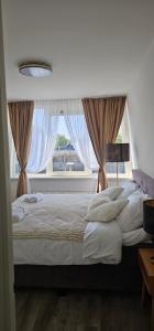 a bedroom with a large bed with a window at Il Mulino House B in Lisse