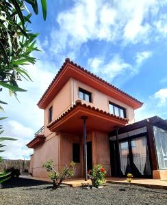 una pequeña casa con techo en Green Ocean House - Origo Mare, en Lajares
