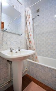 Apartamento con parking en San Vicente في او غروف: حمام مع مغسلة ودش وحوض استحمام