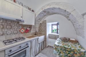 Kuchyň nebo kuchyňský kout v ubytování Trulli Elios