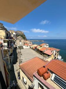 vistas a una ciudad con edificios y al océano en B&B Chianalea 54, en Scilla