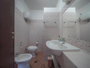 ein Bad mit einem Waschbecken und einem WC in der Unterkunft il lago in Bracciano