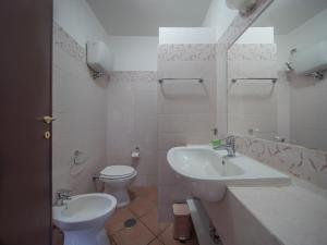 un baño con lavabo e inodoro en il lago, en Bracciano