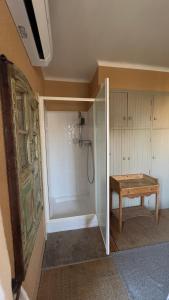 een badkamer met een douche en een houten tafel bij casa-tena-Sorède in Sorède