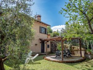 une arrière-cour avec une pergola et une maison dans l'établissement il lago, à Bracciano