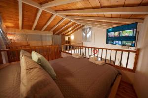 - une chambre avec un lit et une télévision à écran plat dans l'établissement Λειτουργικό σπίτι σε κεντρική τοποθεσία, à Kalymnos