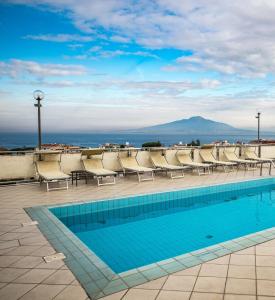索倫托的住宿－切薩雷奧古斯託大酒店，建筑物屋顶上的游泳池