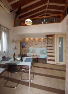 - un salon avec un canapé et une table dans l'établissement Λειτουργικό σπίτι σε κεντρική τοποθεσία, à Kalymnos