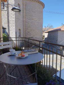Aggius的住宿－Casa Luisa，阳台上的桌子上放着一碗水果